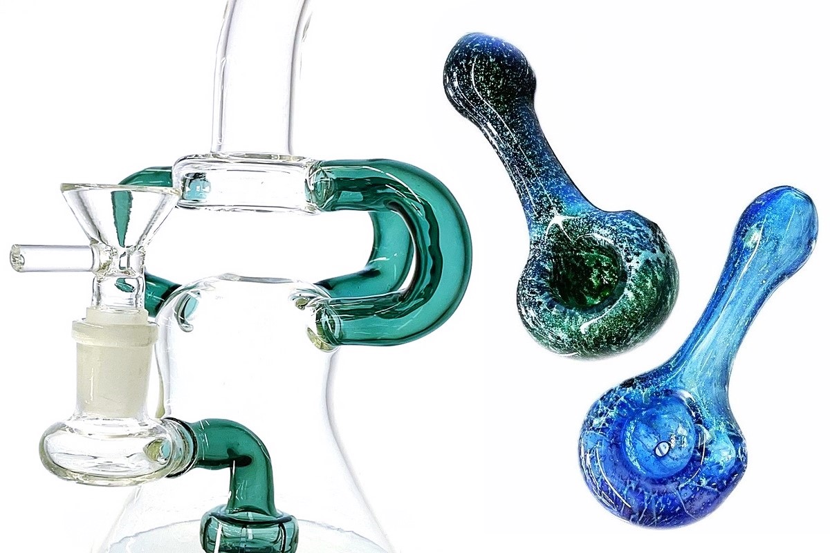 Glass Pipes vs. Bongs: How Do They Compare?